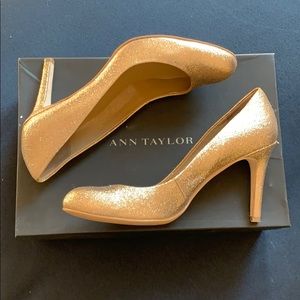 Ann Taylor perfect pump - glitter/gold size 7